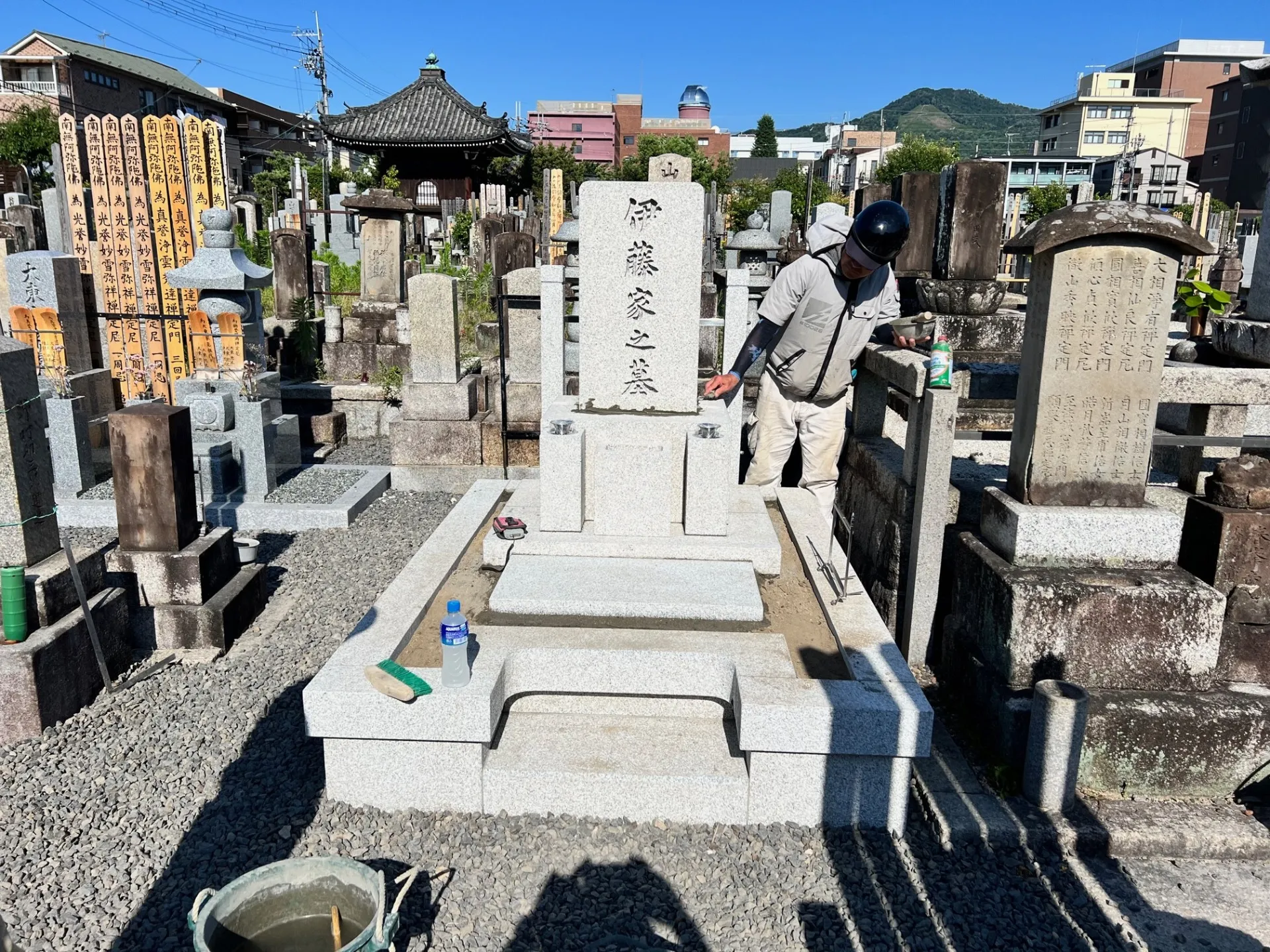 小叩き仕上げの石碑